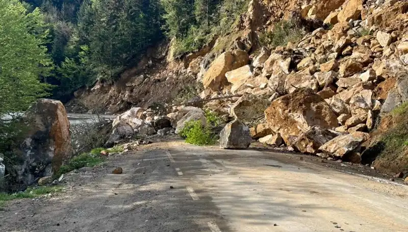 Giresun’da Heyelan Sonrası Ana Yol Ulaşıma Kapandı, Vatandaşlar Endişeli