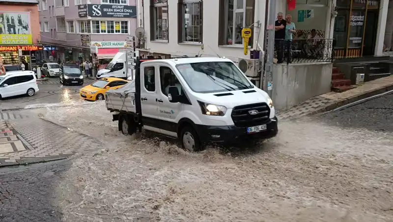 Son Dakika: 10 Dakikalık Şiddetli Sağanak Su Baskınlarına Yol Açtı