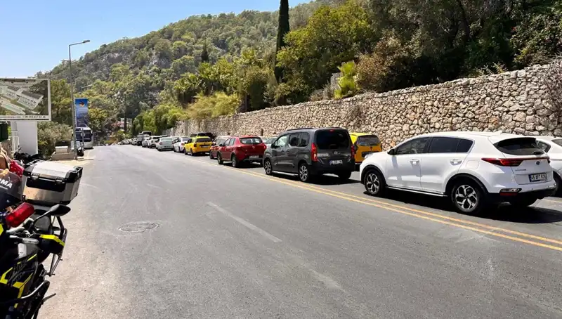 Fethiye-Ölüdeniz Yolunda Uzayan Tatilci Kuyruğu: Üç Kilometreyi Aştı!