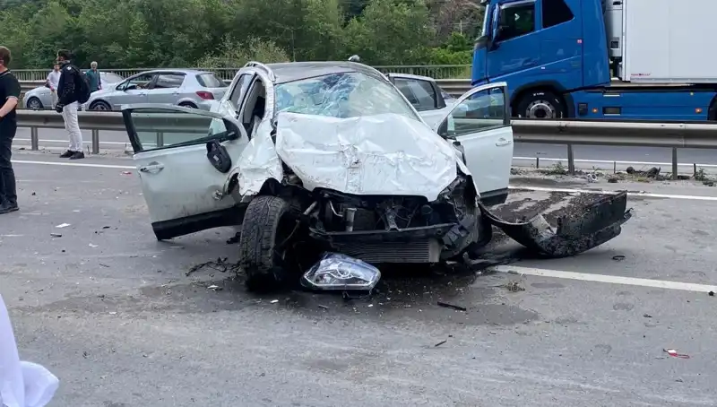 Betona Çarpan Araçta Korkunç Kaza: Üç Yaralı!