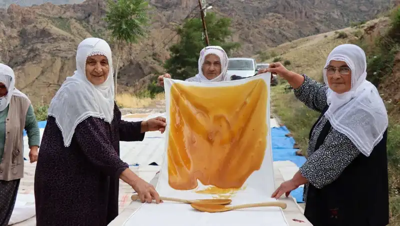 Yaz Aylarında Un ile Pişirilen Sağlıklı Lezzetler: Güneşin Altında 2 Gün Kurutuluyor