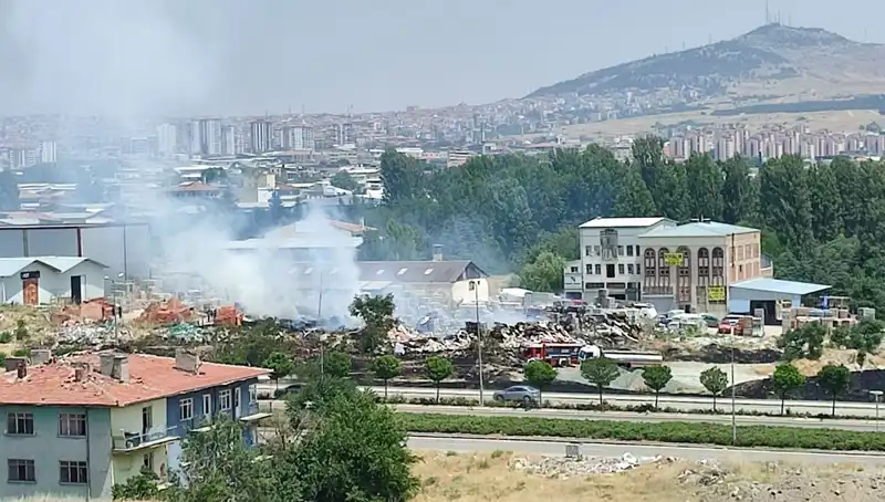 Otluk Alanda Çıkan Yangın, Yakınındaki Depoyu Alev Alev Sardı!