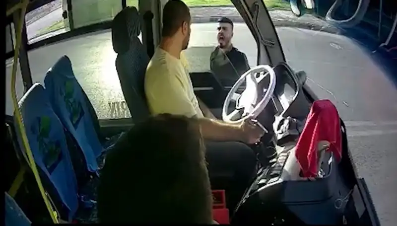 Antalya'da Otobüs Şoförünü Bıçaklayan Zanlı, Polisin Dikkatiyle Yakalandı
