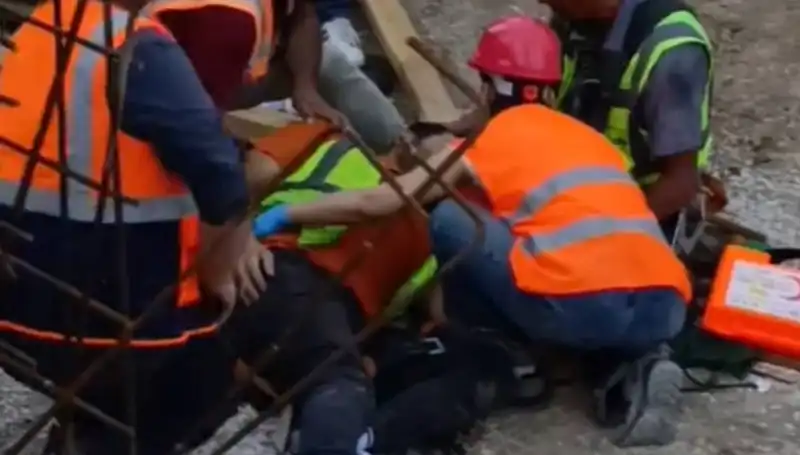 Adana'da İnşaat Kazası: İki İşçi Yaralandı, Nedeni Araştırılıyor