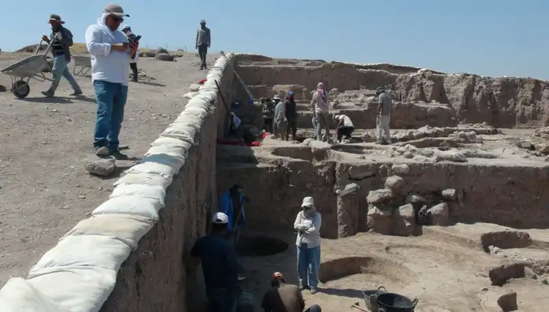 Oylum Höyük'te Kazı Çalışmaları: Sıcak Havalar Altında Tarih Gün Yüzüne Çıkıyor