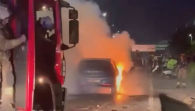Otoyolda Bariyerlere Çarpan Araçta Korkunç Yangın: Detaylar Ortaya Çıktı!