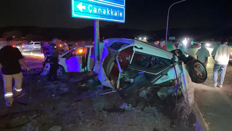 Çanakkale'de Korkunç Trafik Kazası: İki Otomobil Çarpıştı, Yaralılar Hastaneye Kaldırıldı