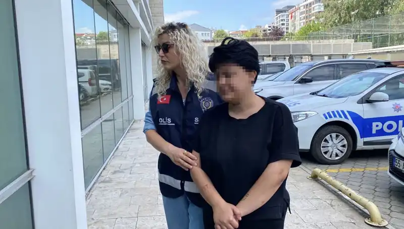 18 Yaşındaki Genç Kadın, Annesini 11 Yerinden Bıçakladı: Olayın Şok Edici Ayrıntıları
