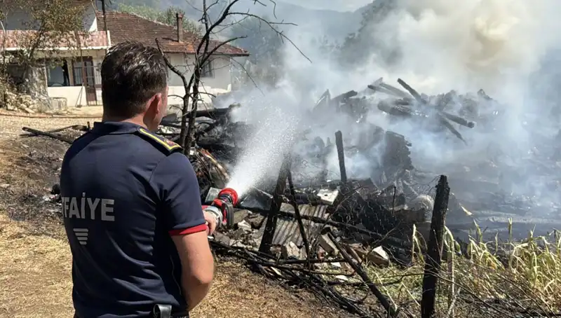 Evde Çıkan Yangın, Yakındaki Ormana Sıçradı: Kurtarma Ekipleri Seferber Oldu
