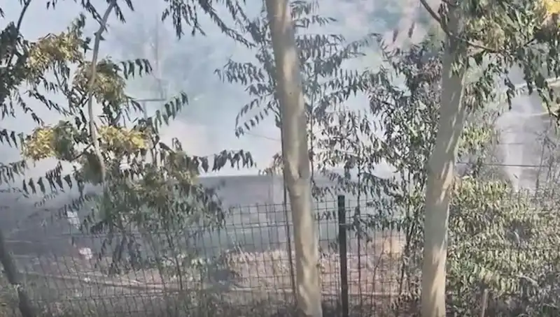 Sultangazi'de Otluk Alanda Yangın: Gecekonduya Sıçrayan Alevler Korkuttu