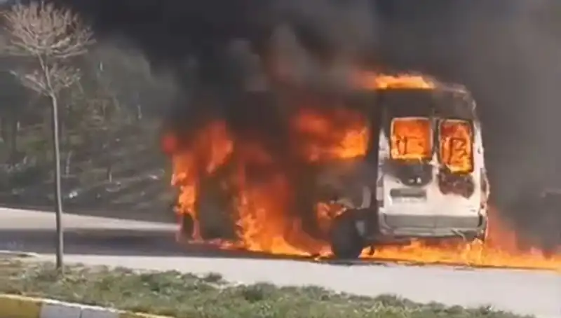 Havalimanı Servis Araçları Alev Alev: Çalışanlar Korku Dolu Anlar Yaşadı