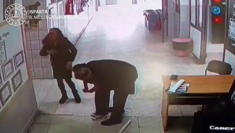 İlkokulda Yapılan Heimlich Manevrası ile Bir Öğrenci Hayata Döndürüldü