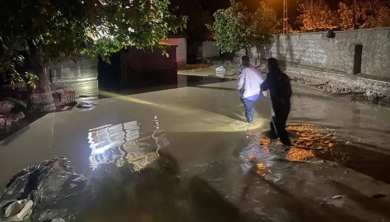 20 Dakikalık Şiddetli Yağışın Ardından Gelen Felaket: Evler Çöktü ve Boşaltıldı