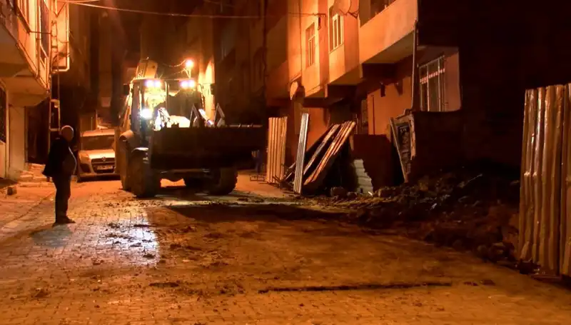 Bağcılar'da Yana Yana Eğilen Bina Hızla Boşaltıldı: Tehlikenin Ayak Sesleri