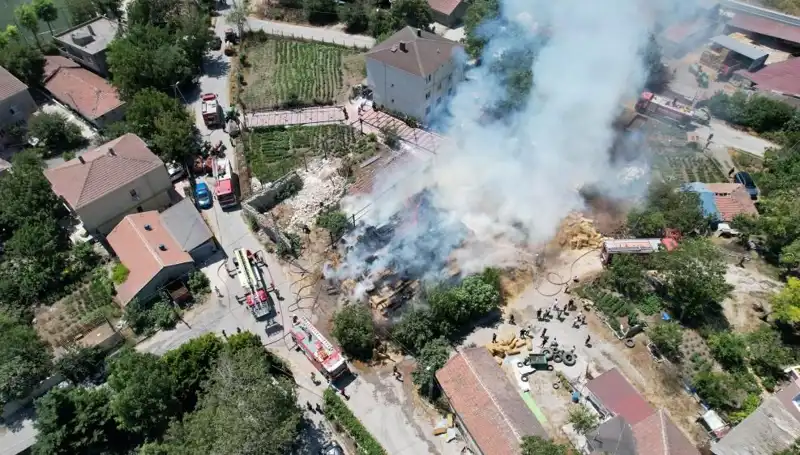 Arnavutköy'de Yangın Felaketi: Saman Balyaları Köz Oldu!