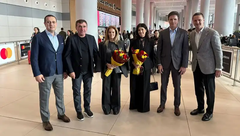 Hagi ve Popescu’nun İstanbul’da Buluşması: Futbolseverlere Tarihi Anlar!