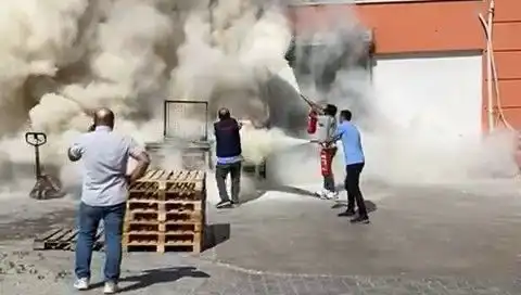 Avm Deposunda Meydana Gelen Yangın, Ziyaretçileri Çileden Çıkardı