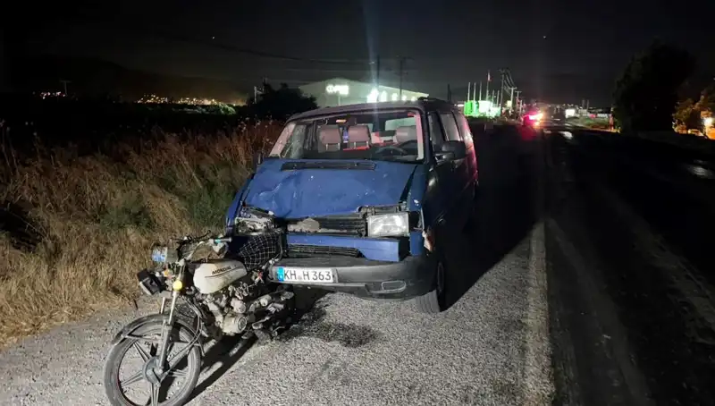 Söke'de Minibüs Motosiklete Çarptı: 3 Kişi Yaralandı, Olay Anı Şaşkınlık Yaratıyor