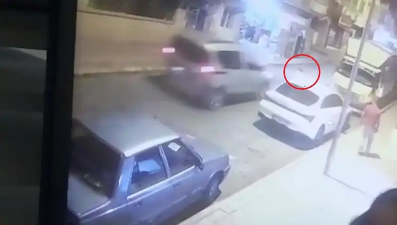 Yoğun Trafikte Yola Fırlayan Çocuğa Hafif Ticari Araç Çarptı: Olay Yerinde Neler Oldu?