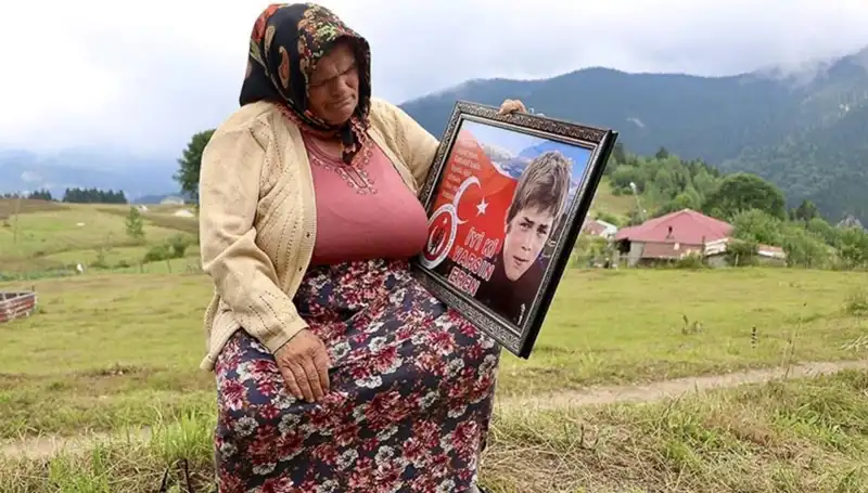 DEM Parti’den Anlamlı Jest: Eren Bülbül’ün Annesine Bayram Ziyareti