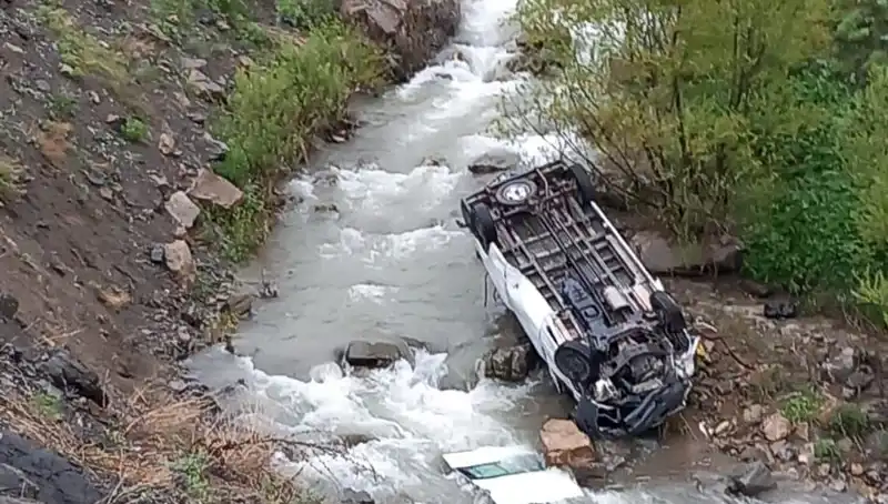 Hakkari'de İşçileri Taşıyan Minibüs Devrildi: Acı Kaza Sonrası İki Can Gitti