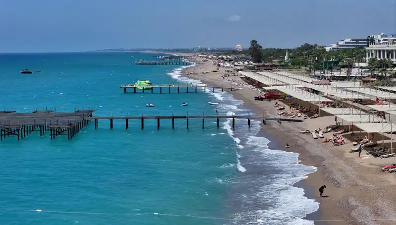 Antalya'da Güneşli Hava Uğultusu: Plajlar Dolup Taşıyor!