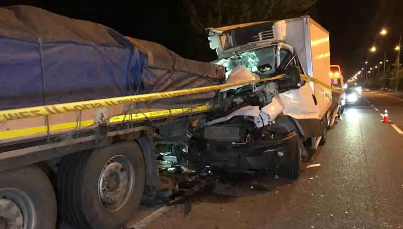 Park Halindeki Tıra Çarpan Kamyonet, Trafiktekan Çifte Kaza Yüzünden Bir Can Aldı