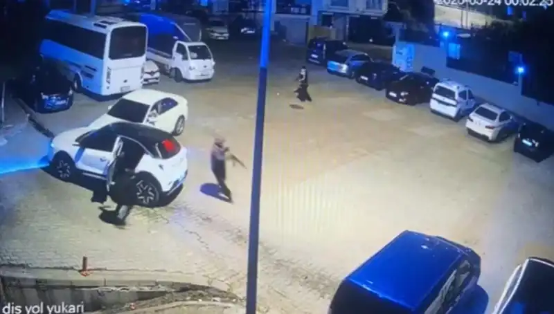 Kağıthane'de Maskeli Saldırganlar Kaleşnikov ile Dehşet Saçtı