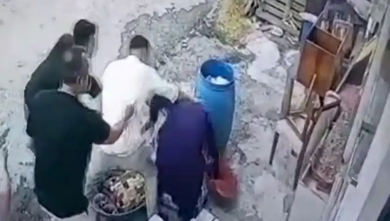 Başakşehir'de Bidon Endişesi: Baba ve Oğul 58 Yaşındaki Kadını Darp Etti