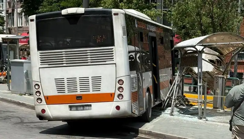 Belediye Otobüsü Tramvay Durağına Nasıl Daldı? Olayın Ayrıntıları