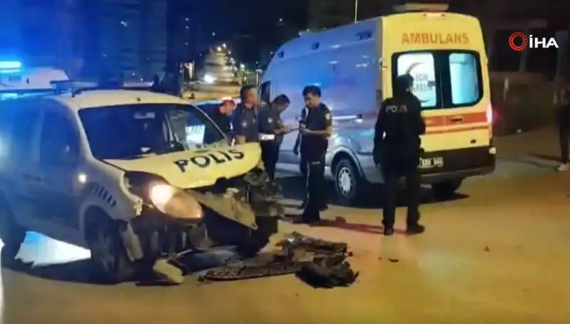 Ankara'da Hafif Ticari Araç ve Polis Aracı Kaza Yaptı: Gözaltılar Var