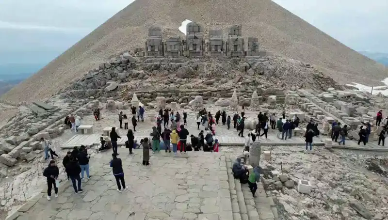 Bayramda Nemrut Dağı: Ziyaretçi Akınına Uğrayan Tarihi Cennet