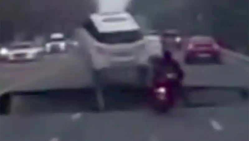 Güney Kore’de Otoyolda Oluşan Dev Çukur Motosikleti Yuttu: Olayın Arkasındaki Nedenler