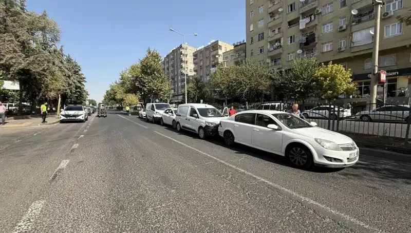 Diyarbakır’da Şok Kaza: 5 Araç Birbirine Girdi, Yaralılar Var!