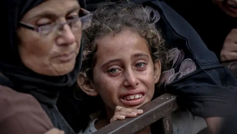 Gazze'de Gıda Krizi: İsrail Askeri Yemekleri Toprağa Gömünce Tepkiler Büyüyor