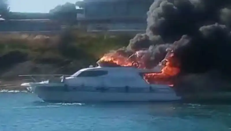 Çeşme Marina'da Motoryat Alev Alev Yandı: Nedenleri ve Sonuçları