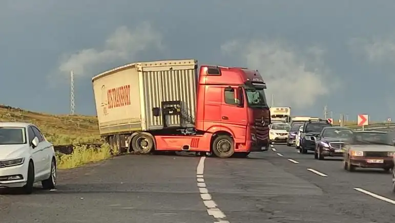 TIR Kaydı ve Yol Kapatma: Uzun Araç Kuyrukları Sürücüleri Bekliyor