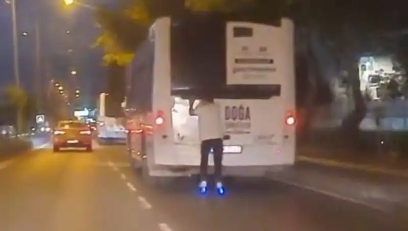 Patenle Trafikte Sefer Tutarak Hayatlarını Tehlikeye Atan Gençler