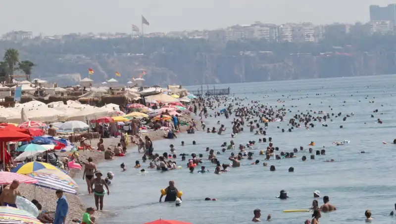 Antalya'da Sıcak Hava Etkisi: Deniz Sıcaklıkları Rekor Kırıyor!