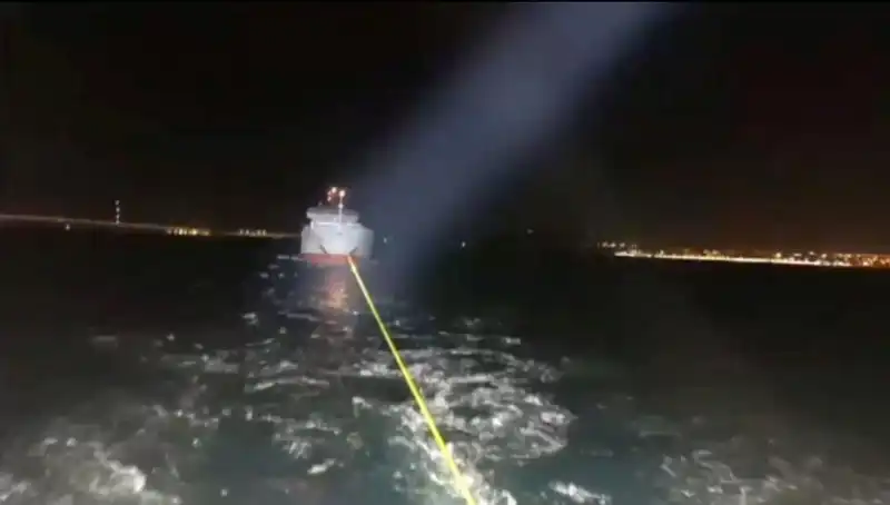 Çanakkale Boğazı'nda Gemi Arızası: Trafik Kilitlendi, Kurtarma Operasyonları Başladı